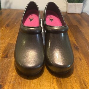 Anywhere SR Angel Clog Women 11 Pink Iridescent Pearlized Work Utility Mules
